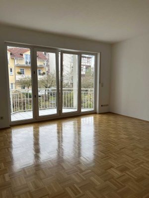 Schöne 2 - Zi.  Single Wohnung mit Balkon und EBK in Bad Homburg vor der Höhe