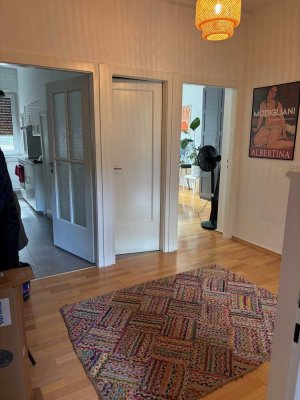 Zweitbezug nach Renovierung: neuwertige EBK / Neuw. Bad / Parkettboden etc. in top Westendlage