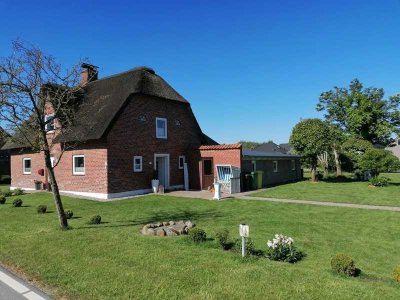 Charmantes Reetdachhaus mit zusätzlichem Baugrundstück kurz vor der Nordsee