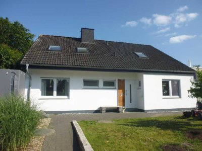 Großzügiges Zweifamilienhaus mit Vollkeller und großem Garten in Detmold