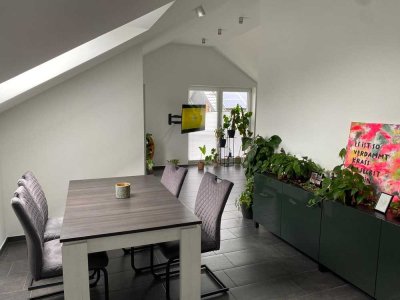 Schöne, neuwertige 2-Raum-Dachgeschosswohnung mit gehobener Innenausstattung und Balkon