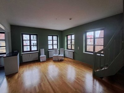 Haus im Haus! Große, denkmalgeschützte Altbauwohnung zum Selbstgestalten in der Augsburger Altstadt