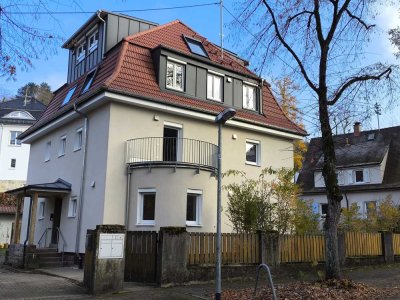 Lichtdurchflutete, aufwendig kernsanierte 2,5-ZW- Altbauwohnung, Erstbezug, 3 Balkone