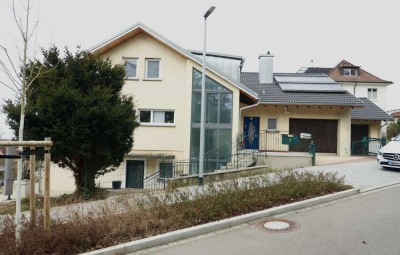 Saniertes Dreifamilienhaus mit zwei Garagen und großem Garten in guter Lage von Grenzach-Wyhlen