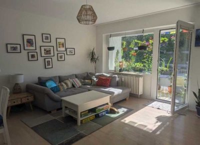 Modernisierte 4-Raum-Wohnung mit Balkon und Einbauküche in Meerbusch