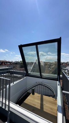 Luxuriöse Penthouse-Wohnung inkl. Küche und großer Dachterrasse mit Blick über ganz München