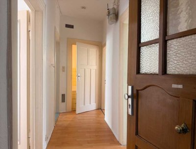 Helle Altbauwohnung in Nürnberg Gibitzenhof mit Balkon - Einbauküche