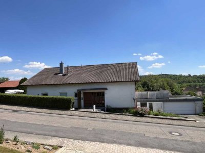 Freistehendes Einfamilienhaus mit großem Garten und wunderschönem Weitblick