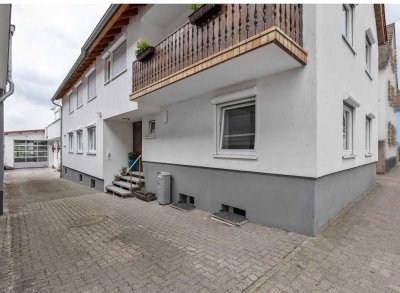 Gedämmtes 300qm Mehrfamilienhaus mit 170qm-Halle und Nebengebäude auf 1260qm Grundstück