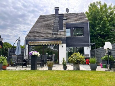 Einfamilienhaus mit Einliegerwohnung und zwei Garagen