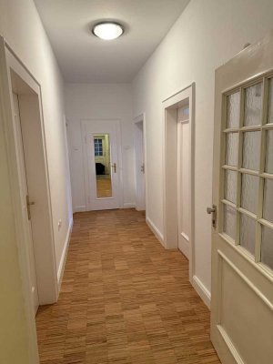Frisch renovierte 2-Zimmer-Altbauwohnung im Mainviertel – Erstbezug