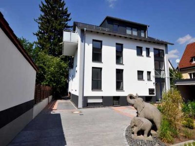 Neuwertige 3-Zimmer-Dachgeschosswohnung mit Balkon und Einbauküche in Stuttgart