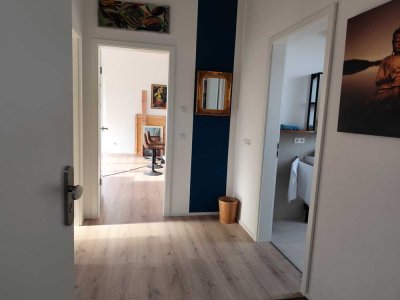 hier biete ich Ihnen eine sehr schöne, sehr gehobene barrierefreie Wohnung an.