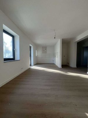 Schöne kernsanierte 4 Zimmer Dachgeschoss Wohnung mit Balkon