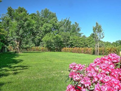 MÜNCHEN-MOOSACH: WOHNEN ÜBER ZWEI EBENEN - LUXUS MIT GARTEN UND VIEL SONNE!
