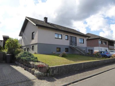 Gepflegtes Wohnhaus mit großem Garten in Langenscheid
