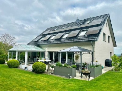 LEBENSQUALITÄT PUR! Hochwertige Immobilie mit großem Grundstück und viel Privatsphäre