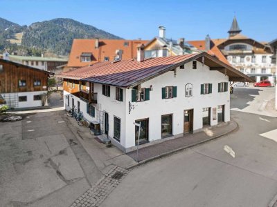 Oberammergau: Denkmalgeschütztes Wohn- und Geschäftshaus im Dorfkern