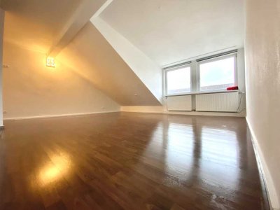 Sanierte, gut isolierte 3,5-Zimmer-Dachwohnung – EBK, Stellplatz