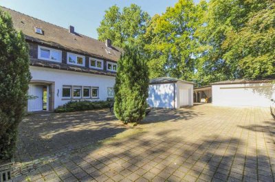Weitläufig und gehoben: Klassische Villa mit parkartigem Garten in Bad Driburg