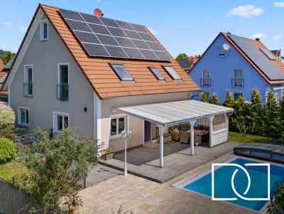 Traumhafte Lage! Hochwertiges Einfamilienhaus mit Pool und Panoramablick ins Grüne