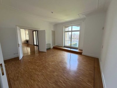 Wasserblick in bester Lage – außergewöhnliche Wohnung mit Balkonen, Naturstein und Loftcharakter