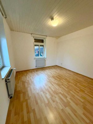 Großzügige 3,5 Zimmer Wohnung im Erdgeschoss in Nieder-Erlenbach, Achtung, Durchgangszimmer!