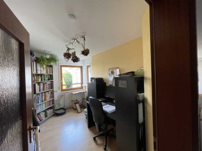Nahe dem Feld... 4 Zi Wohnung in Ossweil mit 2 Garagenstellplätzen