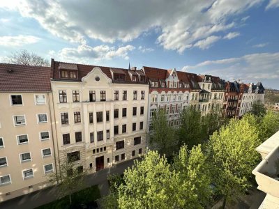 Ab September: helle 2-Raum-Dachgeschosswohnung mit Balkon & Einbauküche - 2 Jahre Mindestmietzeit!
