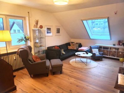 Casterfeld: Einzugsbereite 4 Zimmer - Dachgeschosswohnung mit Balkon und Gartenanteil