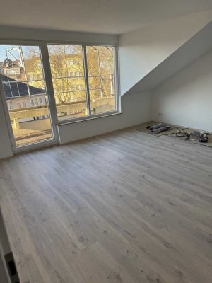 Frisch saniert und fertig: Schöne 2 Zimmer im Dachgeschoss mit großem Balkon in Ratingen