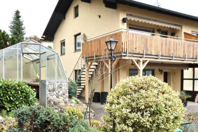 Großzügige 3-Zimmer-Wohnung mit Garten, Einbauküche und Doppelgarage