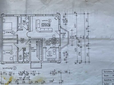 Sehr helle Dachgeschosswohnung in gepflegtem 3 - Familienhaus