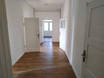 Wohnung zur Vermietung: 4 Zimmer Altbau im Erdgeschoss