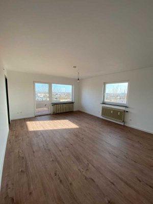 Stilvolle, vollständig renovierte 1-Raum-Wohnung mit Balkon und EBK in Lübeck