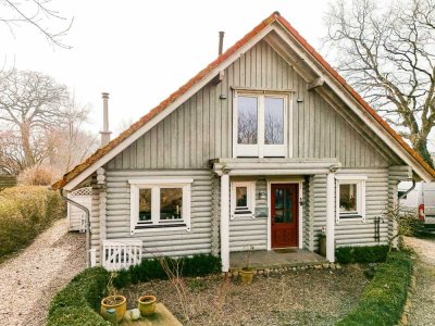 Charmantes Holzhaus in Feldrandlage mit Ostseeblick – Wohnen, wo andere Urlaub machen
