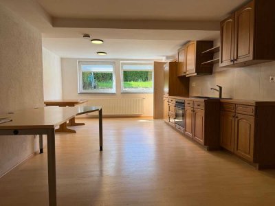 Stilvolle, vollständig renovierte 2-Raum-Souterrain-Wohnung in Gummersbach