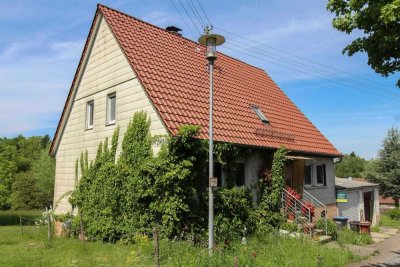 Charmantes Einfamilienhaus mit großen Garten, 2 Garagen und einem Freistellplatz