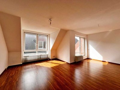 "Frisch renovierte 1-Zimmer-Dachgeschosswohnung mit Balkon und EBK zu vermieten"