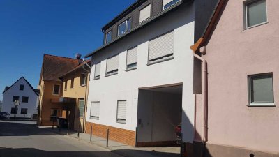 3,5-Zimmerwohnung im 1. OG mit Balkon, Einbauküche, Bad und Gäste-WC