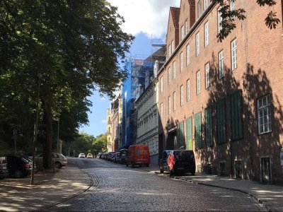 Sehr gepflegte 3 Zimmer Altbauwohnung mit Balkon