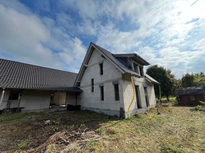 Rohbau mit weitläufigem Grundstück und viel Gestaltungspotenzial