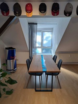 Gepflegte 2-Zimmer-Dachgeschosswohnung mit Einbauküche in Kiel