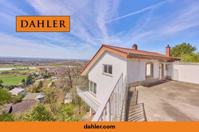 Panorama trifft Potenzial: Vielseitiges Familiendomizil mit Einliegerwohnung in traumhafter Hanglage