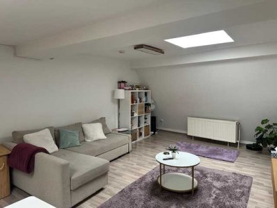 Innenstadt – Helle Dachgeschoss Loft im Altbau mit Oberlichtfenstern