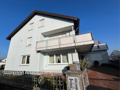 Gemütliche 3 Zimmer-Etagenwohnung mit Einbauküche und Balkon, Wohnfl. ca. 107m², beziehbar ab 01.