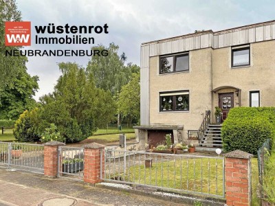 HAUSHÄLFTE MIT GÄSTE-WC  UND KOMPLETTUNTERKELLERUNG UND TIEFGARAGE UND GROSSEM GRUNDSTÜCK
