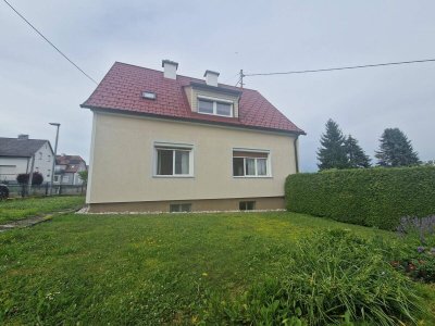 SCHMUCKES HAUS MIT GROSSEN GARTEN
