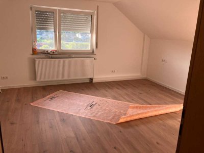 Renovierte Dachgeschoss Pendlerwohnung mit neue Einbauküche in Hüttlingen