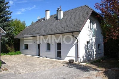 Gepflegter Altbau samt großer Garage und reichlich Grund